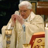 Le pape Benoît XVI célébrant l'Eucharistie