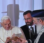 Benedetto XVI alla sede del Gran Rabbinato a Gerusalemme
