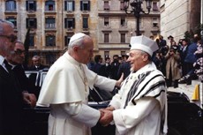 Il papa Giovanni Paulo II e il gran rabbino di Roma Elio Toaff