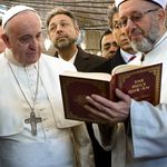 Le pape lit le Coran