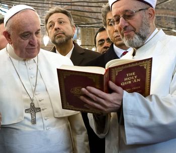 Le pape lit le Coran