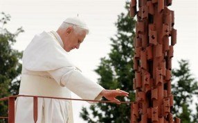 Le pape Benoît XVI au Mount Nébo